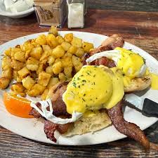 The Frog Pond signature dishes Eggs Florentine Benedict
Banana Foster Waffle
Turkey Frittata